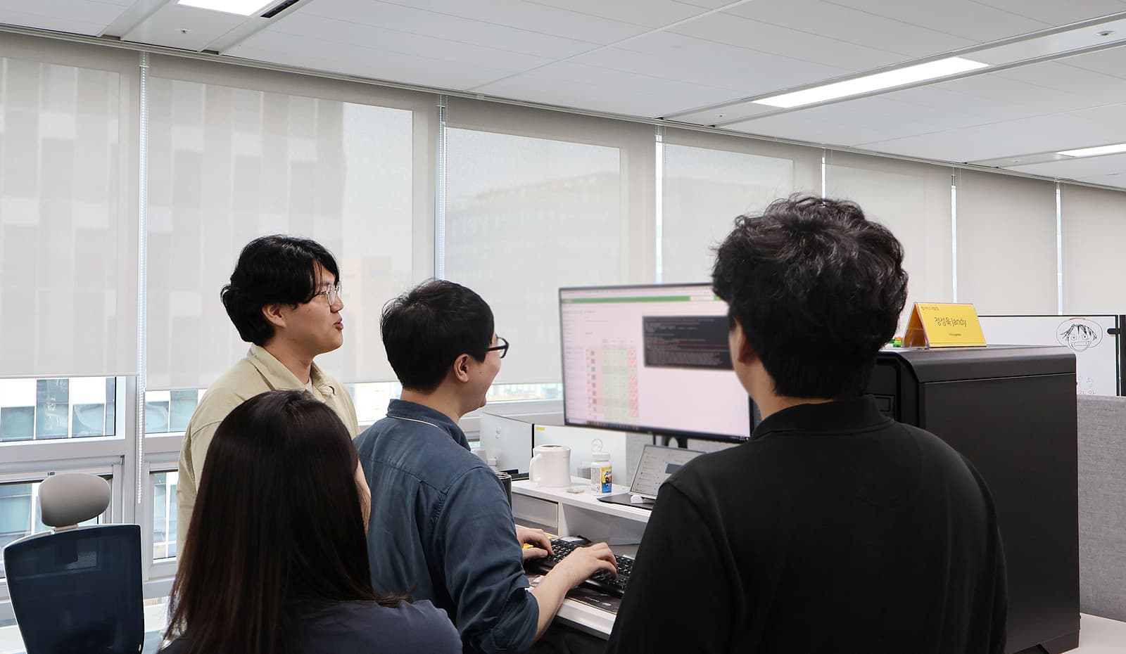 모니터를 보고 있는 웹서비스개발 크루 세 분