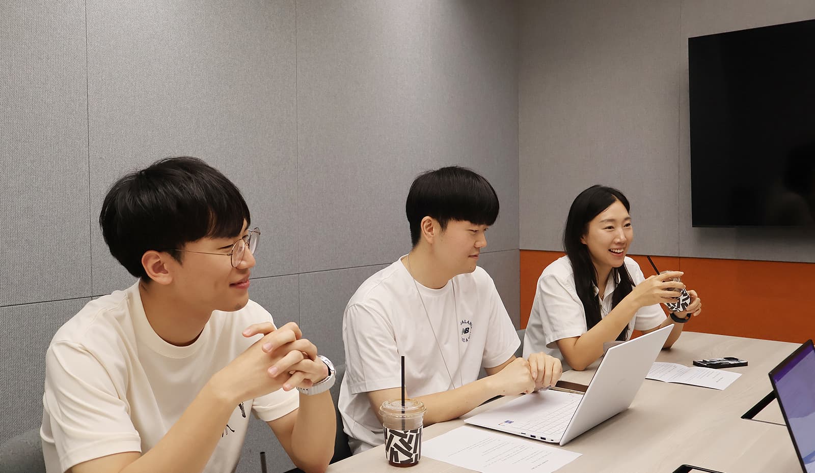 크루지원실 크루 세 분이 인터뷰 하는 이미지